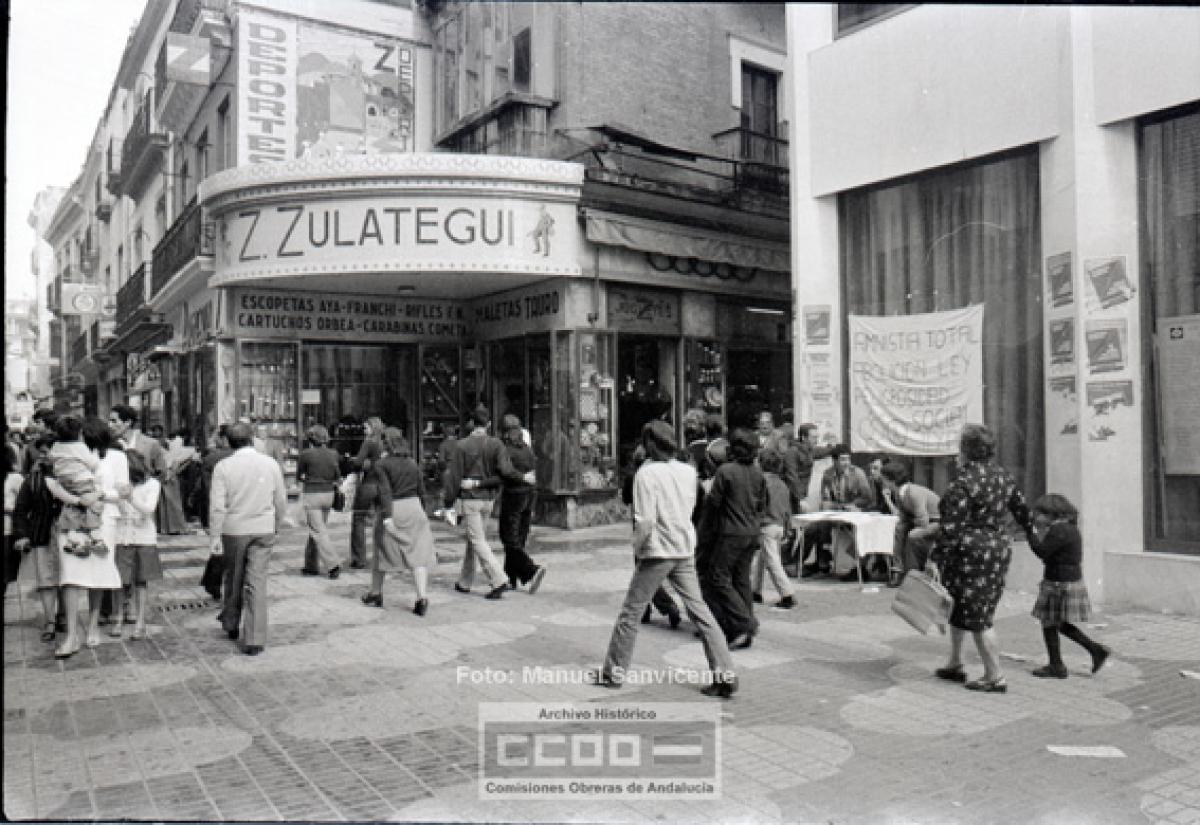 Recogida de firmas contra la Ley de Peligrosidad Social, Sevilla, calle Sierpes, octubre de 1977. (Manuel Sanvicente. Archivo Histórico de CCOO de Andalucía)