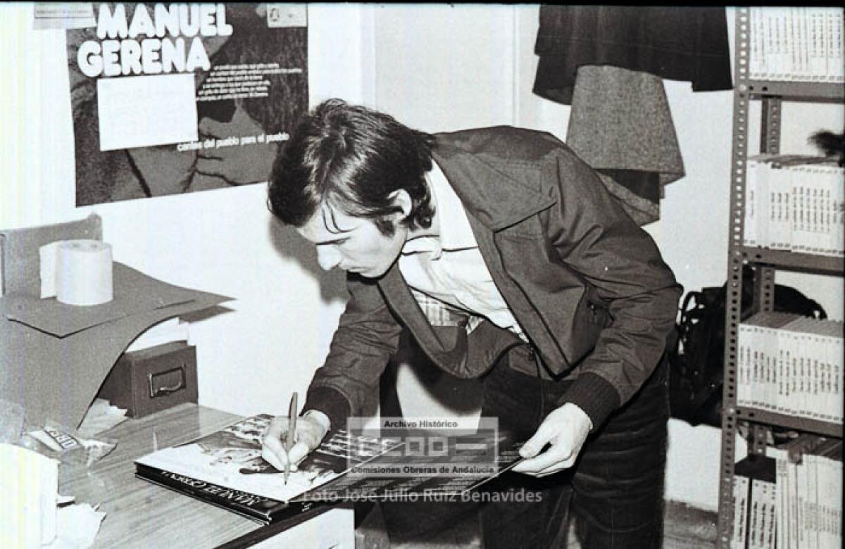 10. Manuel Gerena firma el disco "Cantando a la libertad". Sevilla, marzo de 1976. Foto de José Julio Ruiz Benavides (AHCCOOA).