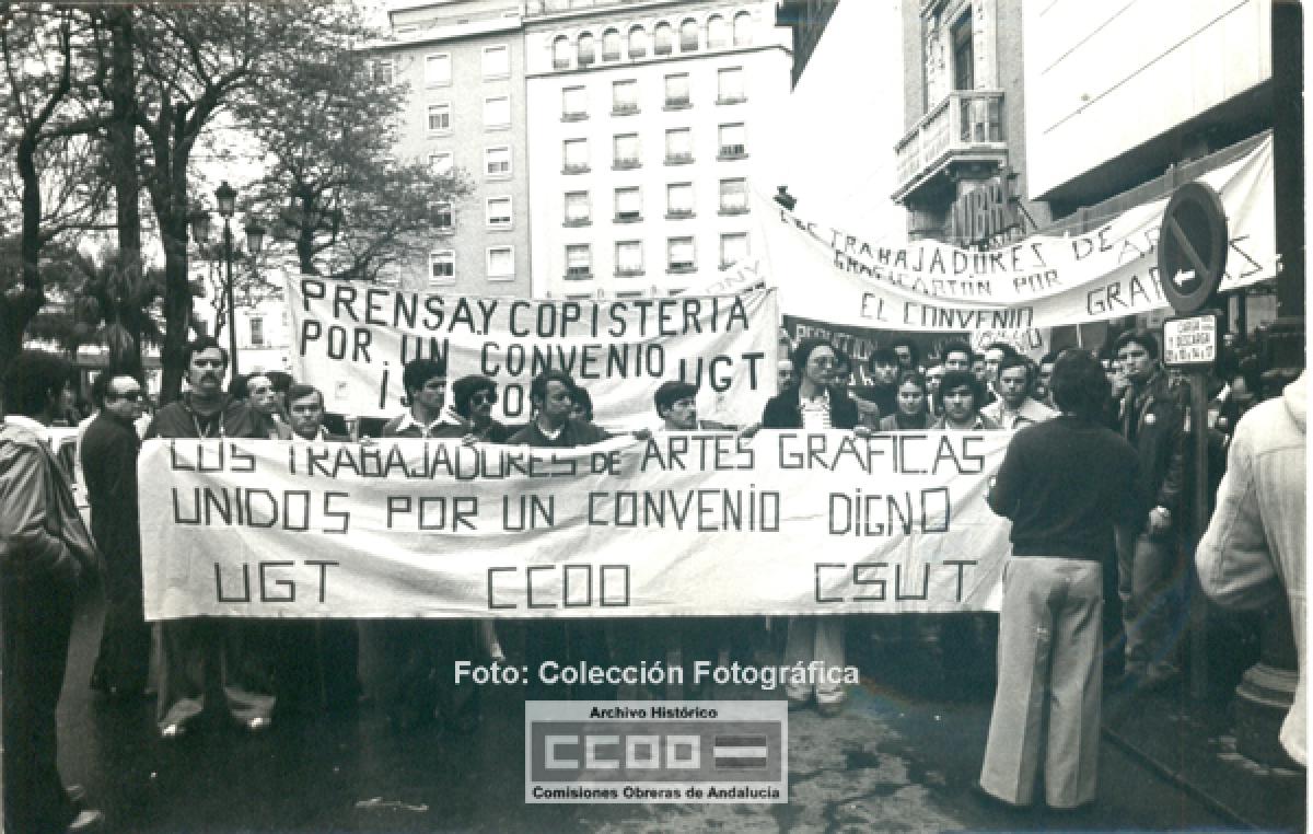Manifestación por el convenio de Artes Gráficas en la Plaza del Duque (Sevilla). Foto: AHCCOOA - colección fotográfica