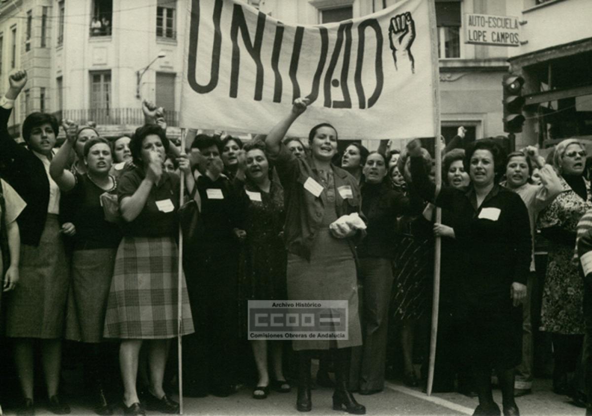 Mujeres manifestándose en solidaridad con los trabajadores de Santana (Linales, Jaén, finales de la década de 1970). Foto: Colección del AHCCOOA.