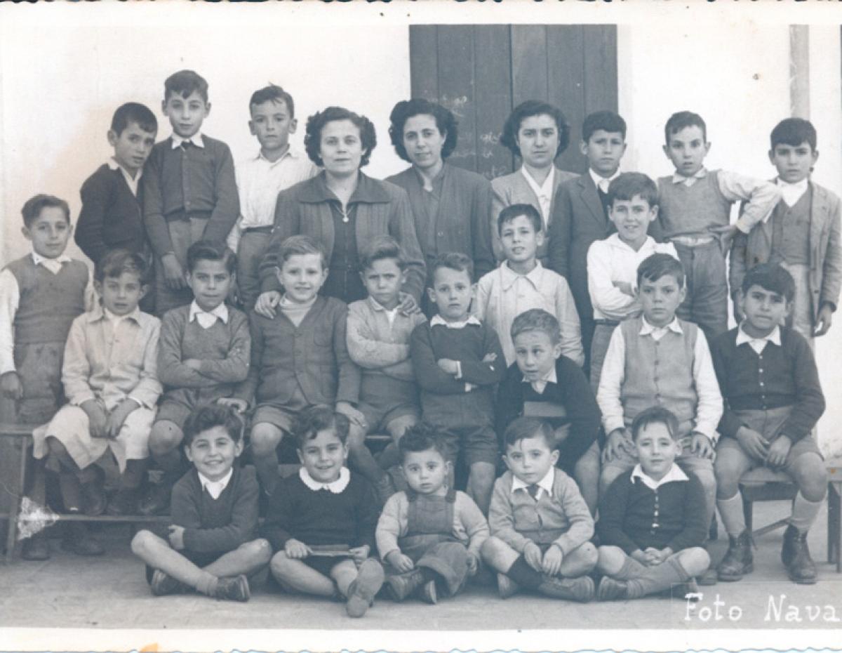 Dolores Velasco, en el centro de la imagen, con una de sus clases
