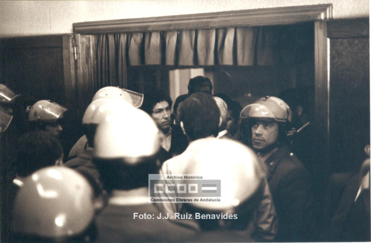 La policía nacional entra en el teatro Duque durante el desalojo del edificio. Febrero de 1977. Foto: AHCCOOA - José Julio Ruiz Benavides